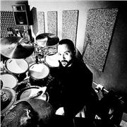 Insegnante di batteria impartisce lezioni individuali